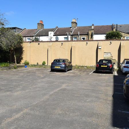 London Stratford - Spacious 2 Bed Flat With Secured Parking & Private Garden מראה חיצוני תמונה
