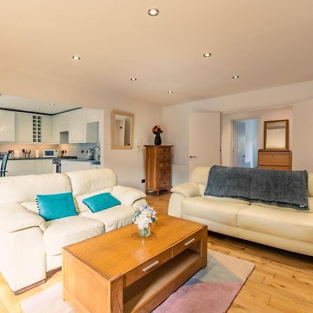 London Stratford - Spacious 2 Bed Flat With Secured Parking & Private Garden מראה חיצוני תמונה
