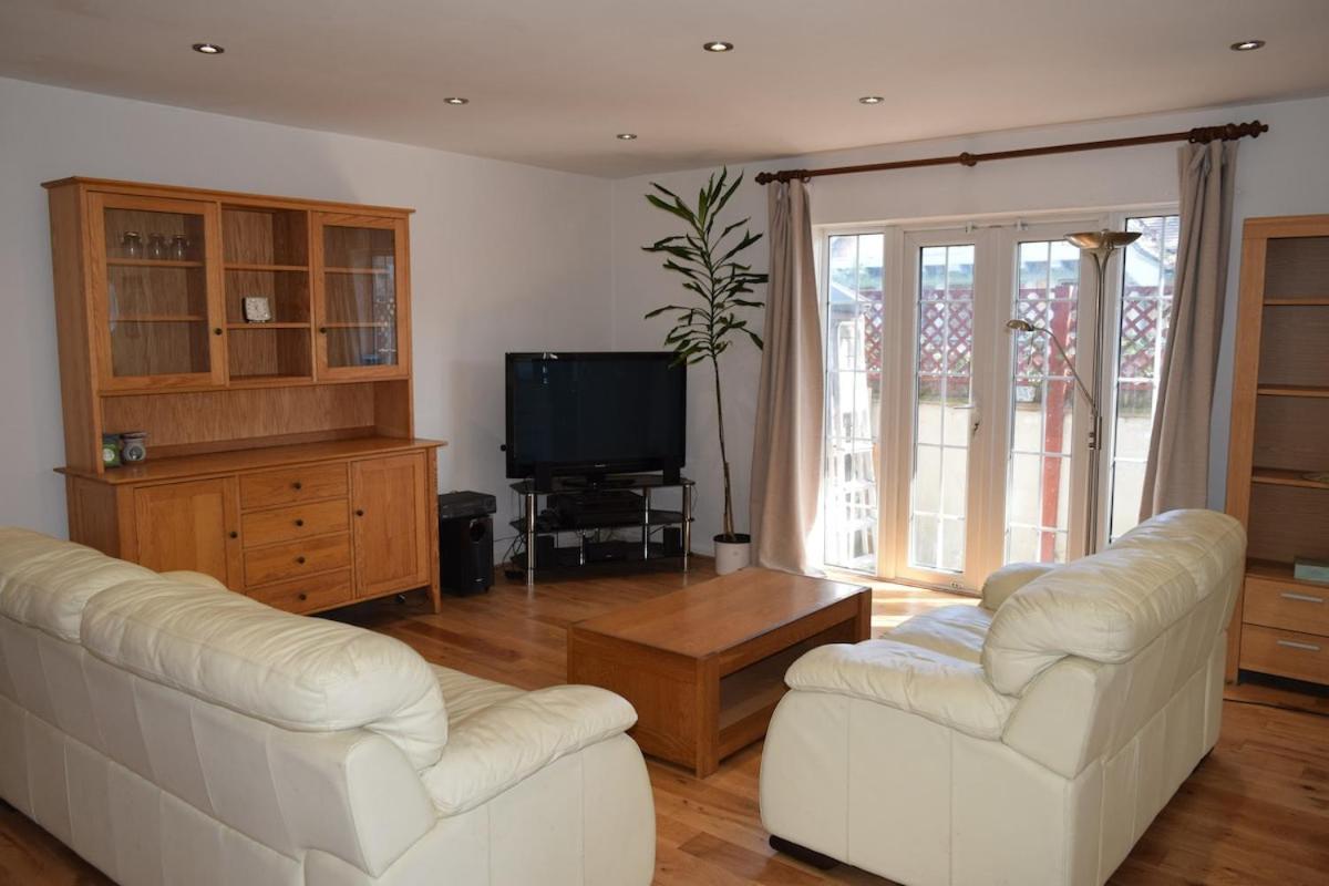London Stratford - Spacious 2 Bed Flat With Secured Parking & Private Garden מראה חיצוני תמונה