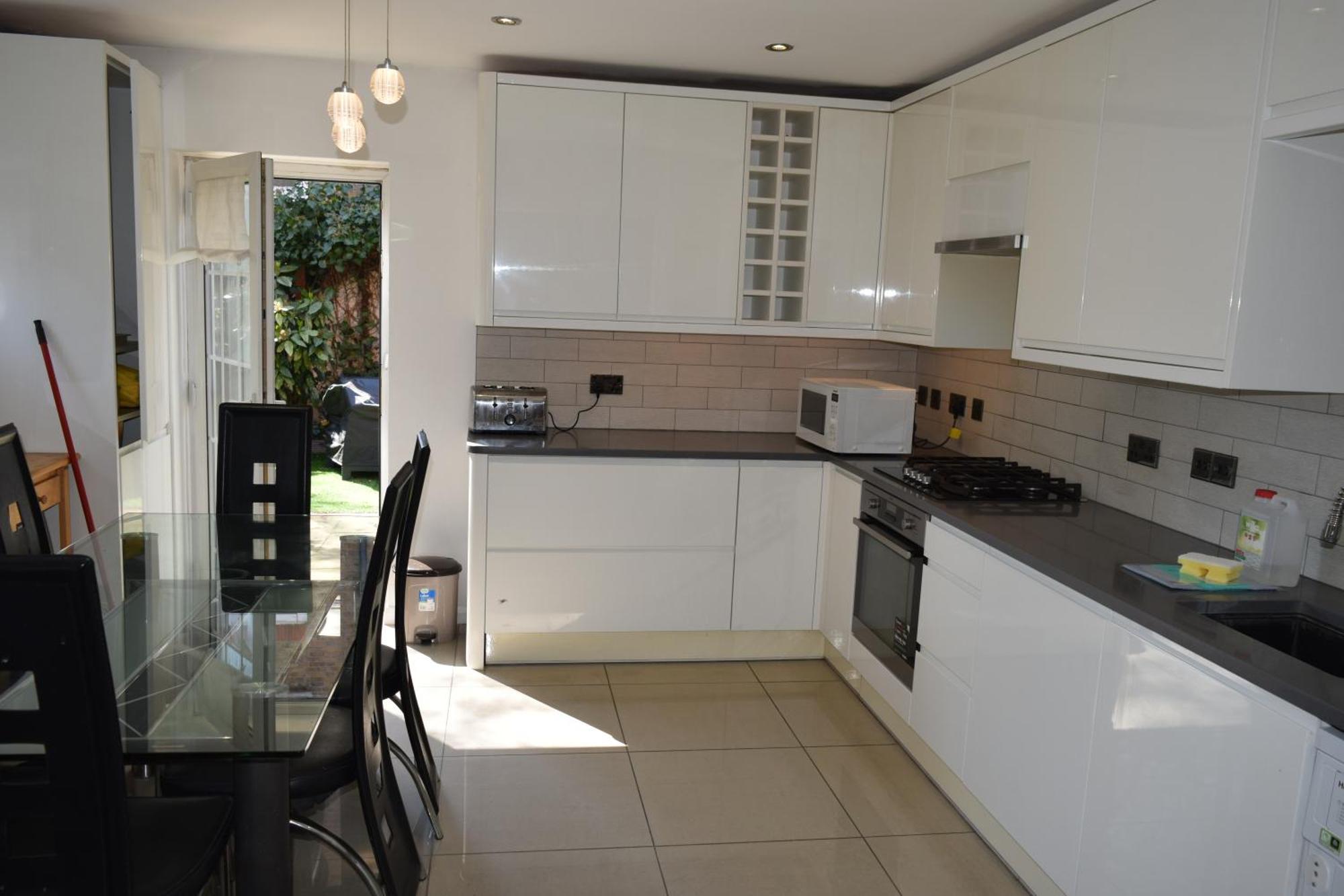 London Stratford - Spacious 2 Bed Flat With Secured Parking & Private Garden מראה חיצוני תמונה