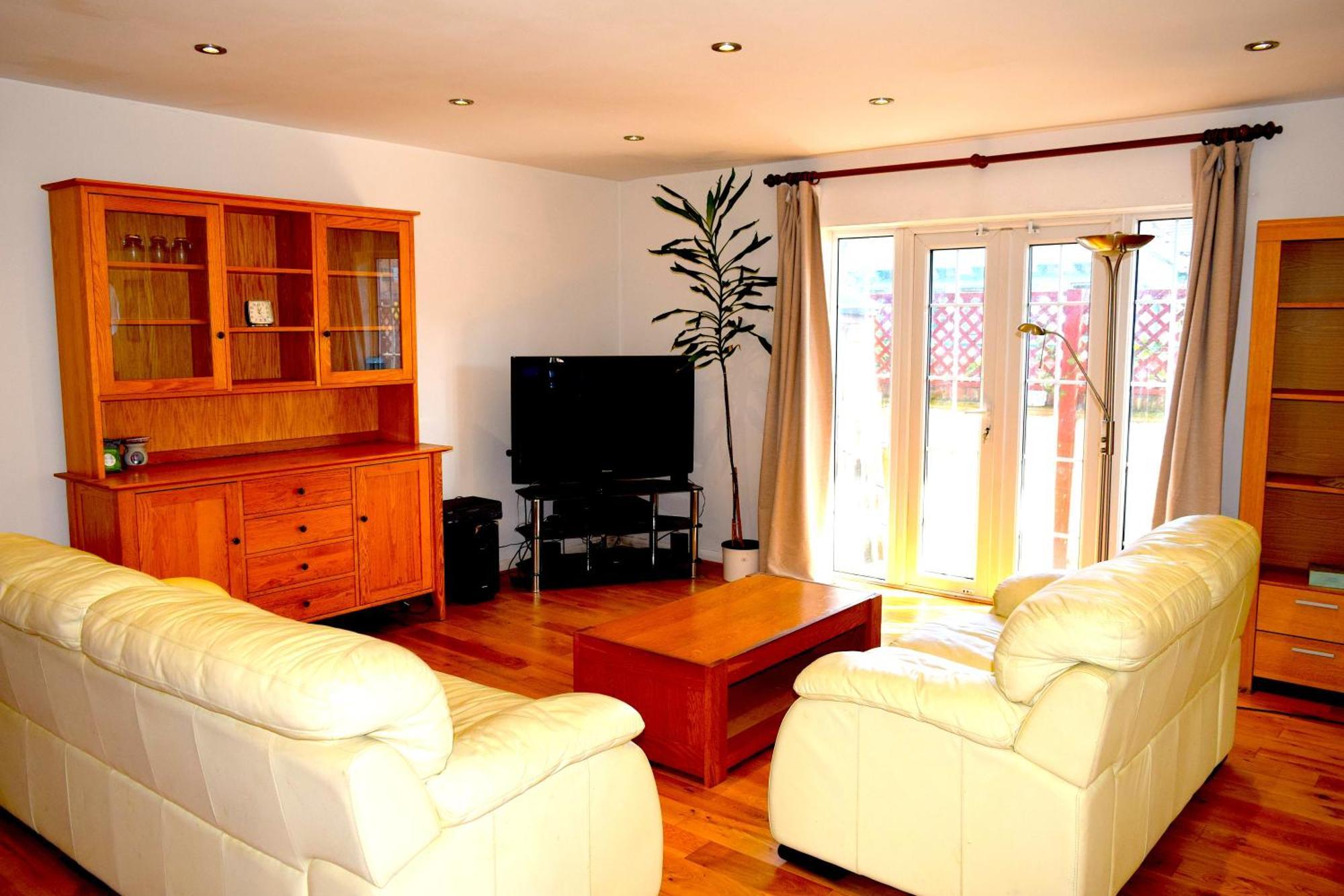 London Stratford - Spacious 2 Bed Flat With Secured Parking & Private Garden מראה חיצוני תמונה