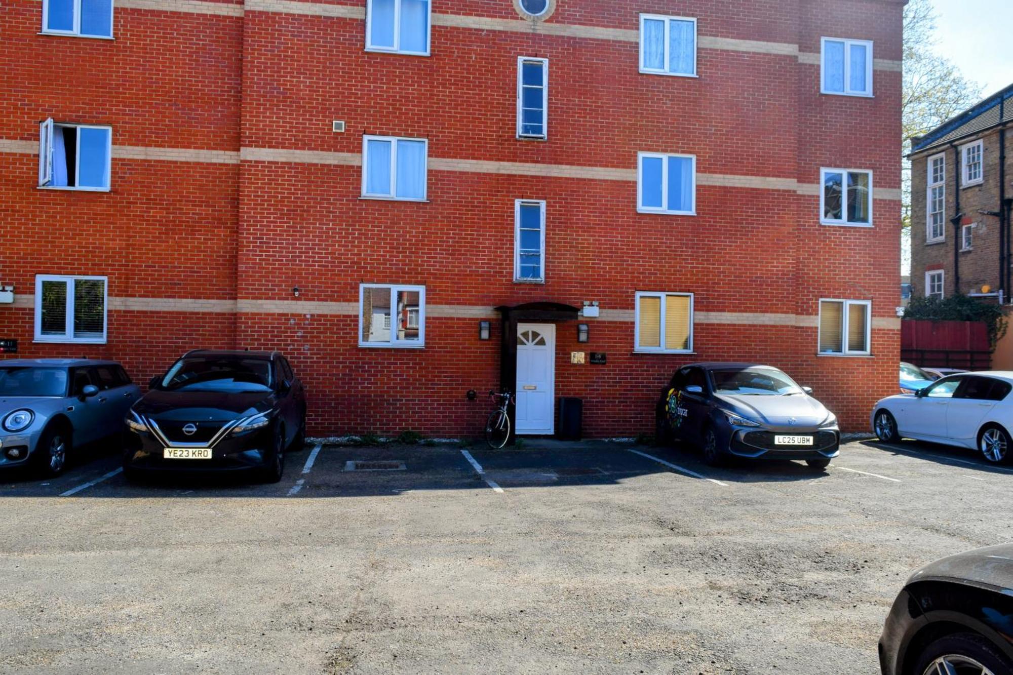 London Stratford - Spacious 2 Bed Flat With Secured Parking & Private Garden מראה חיצוני תמונה