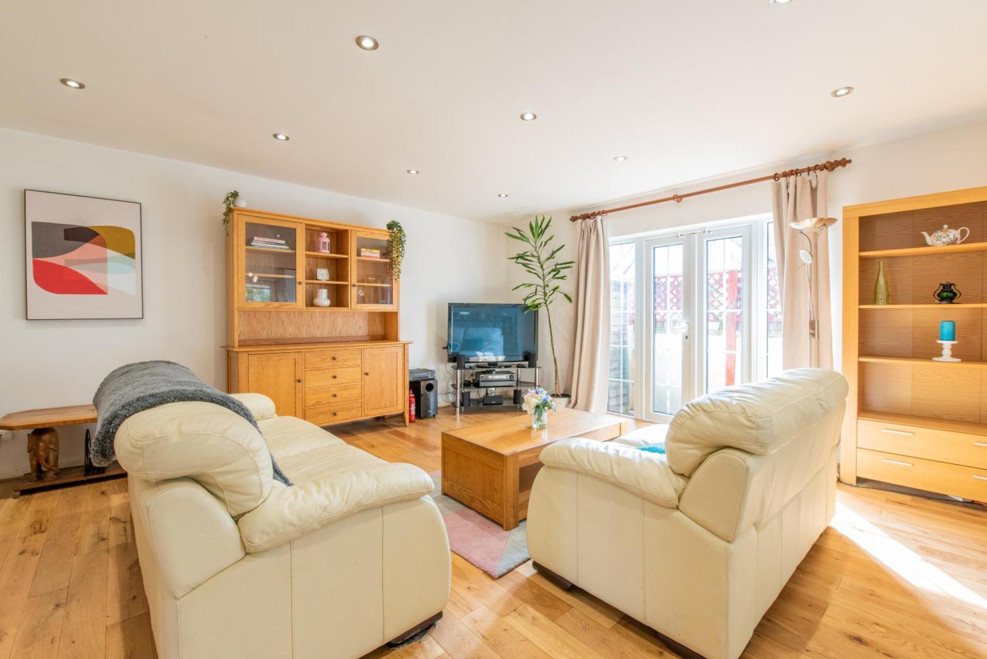 London Stratford - Spacious 2 Bed Flat With Secured Parking & Private Garden מראה חיצוני תמונה