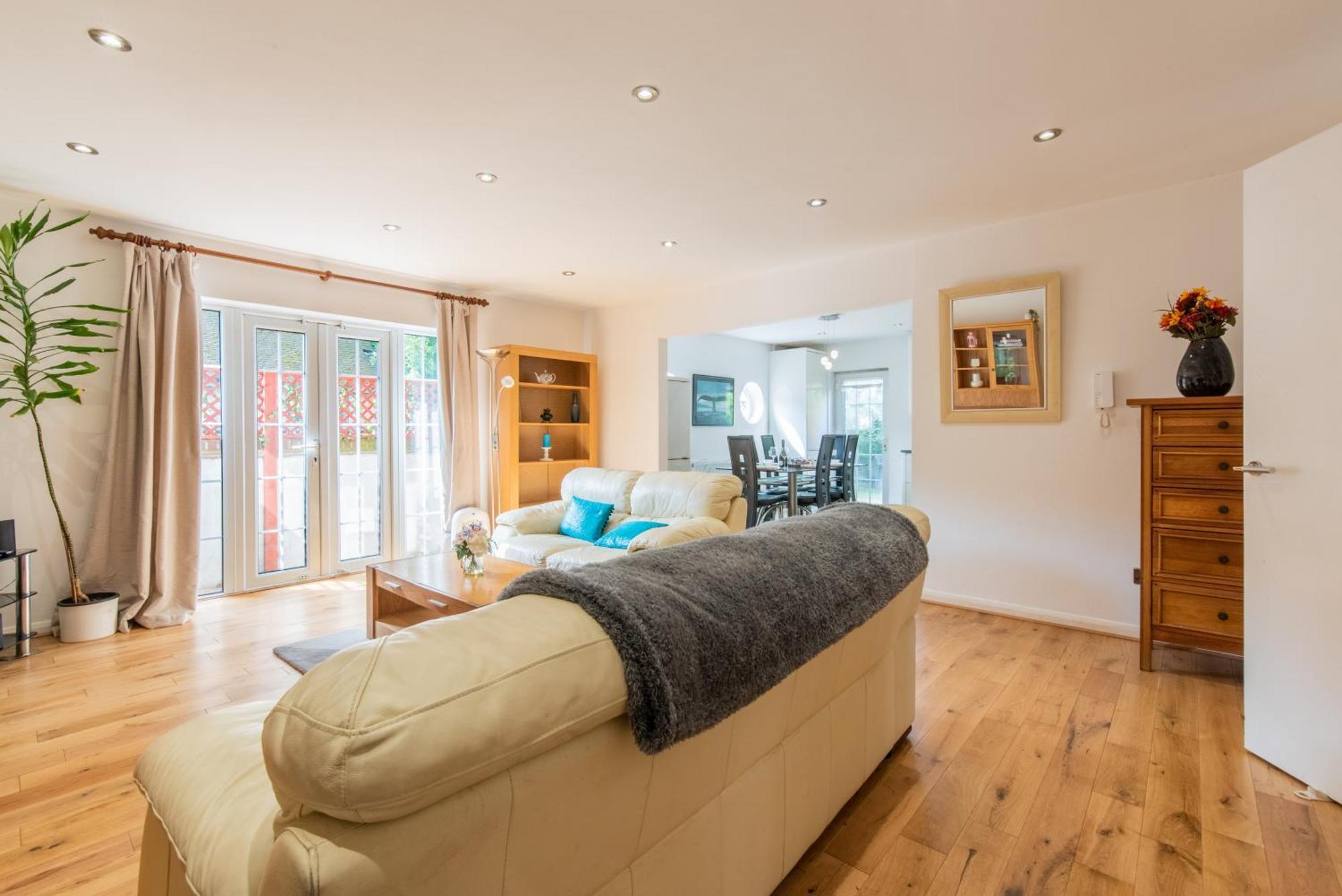 London Stratford - Spacious 2 Bed Flat With Secured Parking & Private Garden מראה חיצוני תמונה