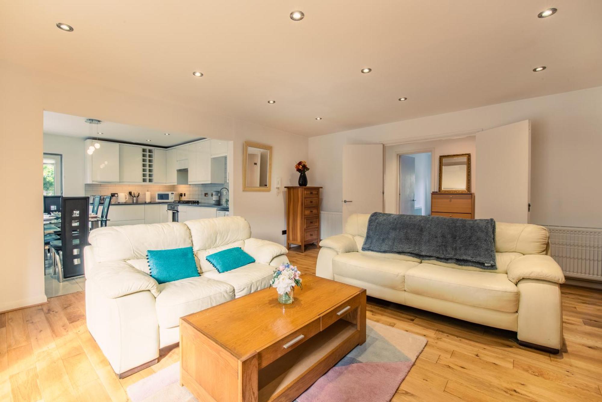London Stratford - Spacious 2 Bed Flat With Secured Parking & Private Garden מראה חיצוני תמונה