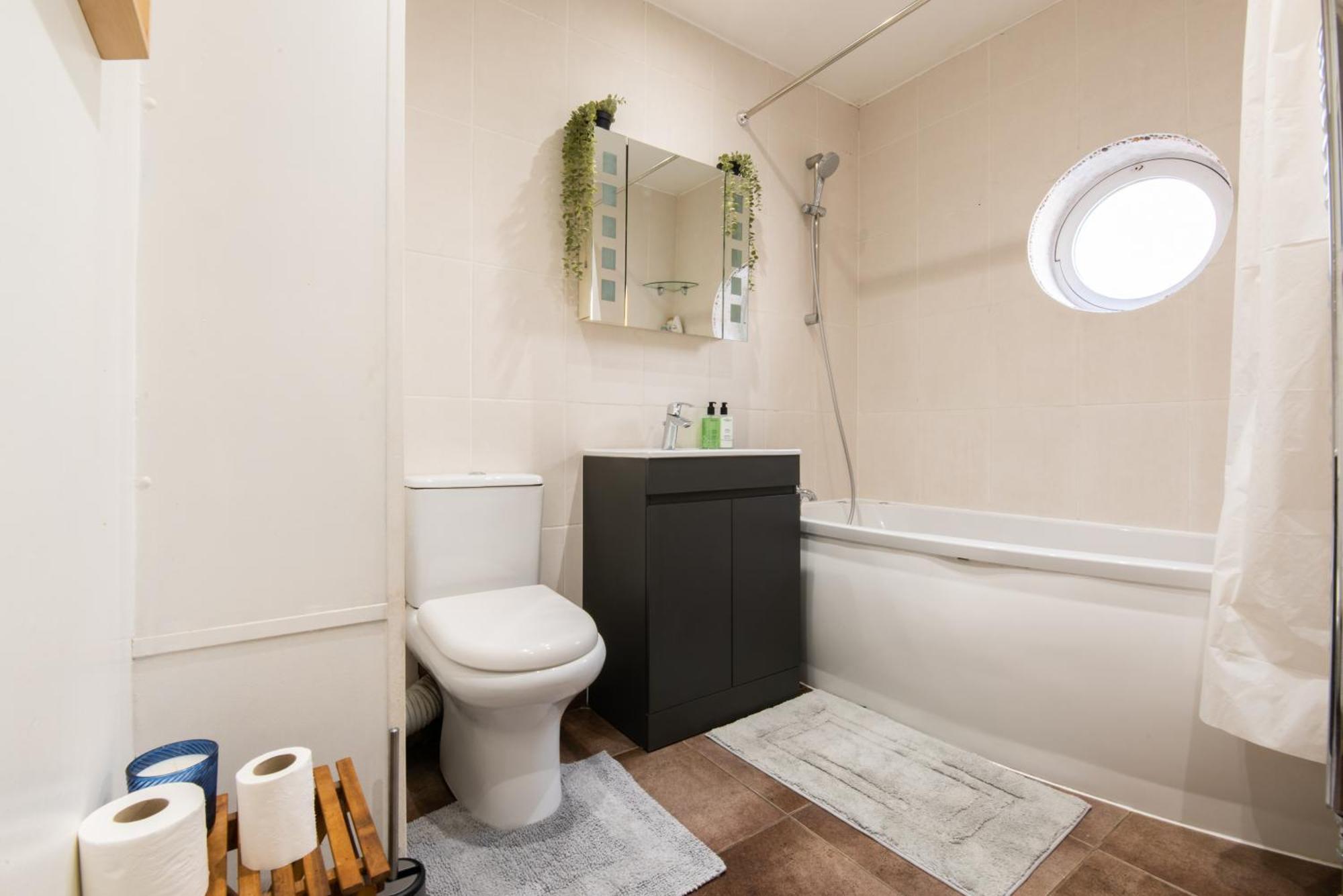 London Stratford - Spacious 2 Bed Flat With Secured Parking & Private Garden מראה חיצוני תמונה