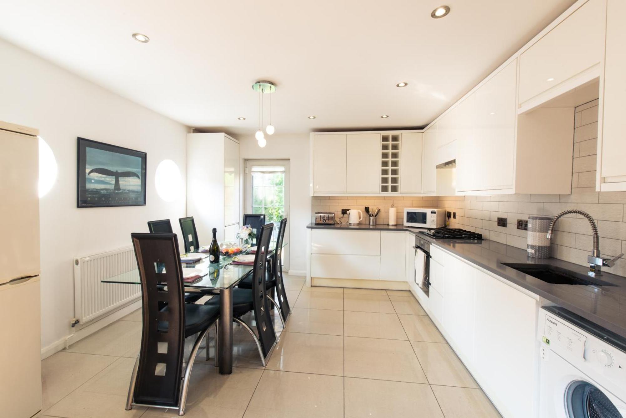 London Stratford - Spacious 2 Bed Flat With Secured Parking & Private Garden מראה חיצוני תמונה