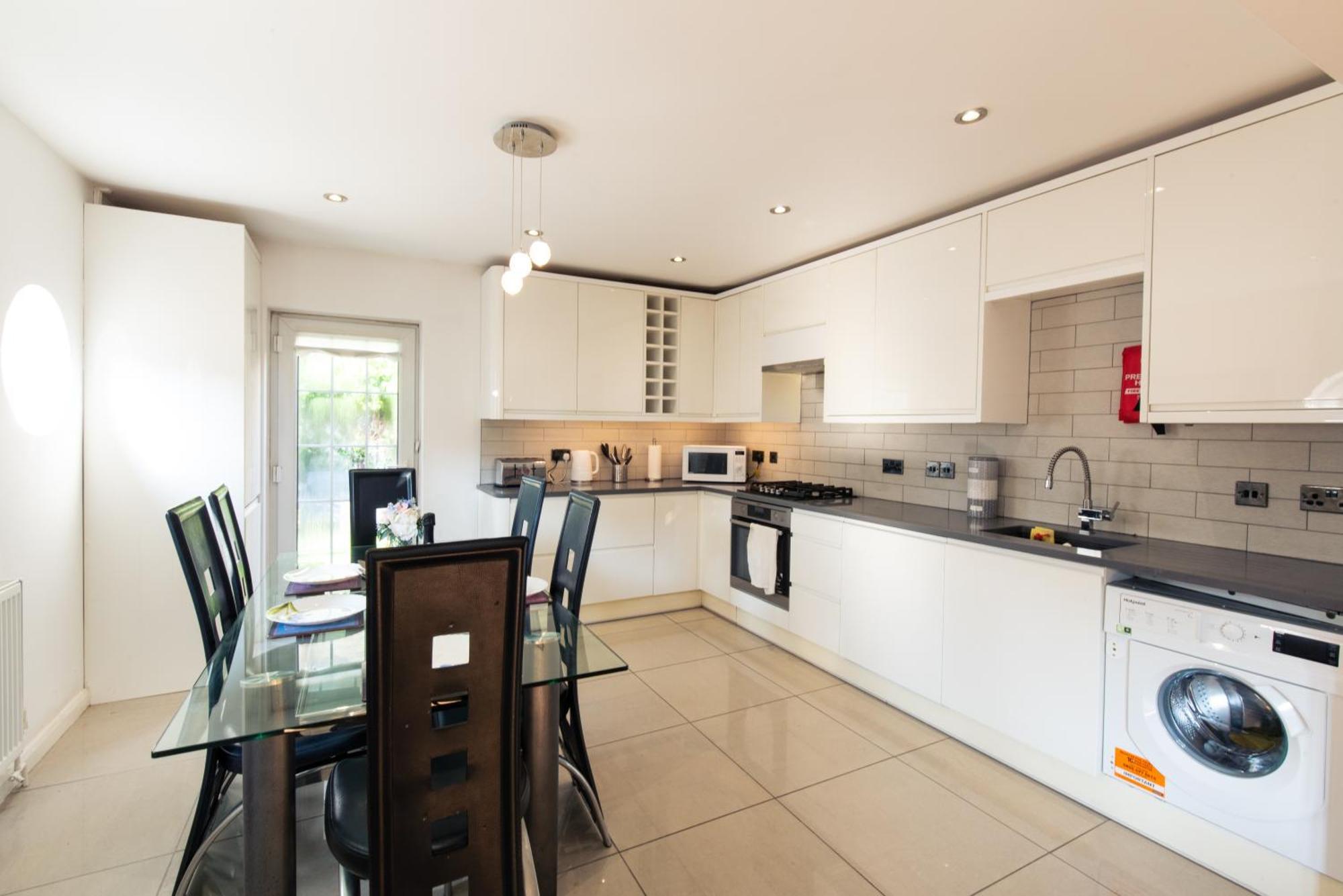 London Stratford - Spacious 2 Bed Flat With Secured Parking & Private Garden מראה חיצוני תמונה